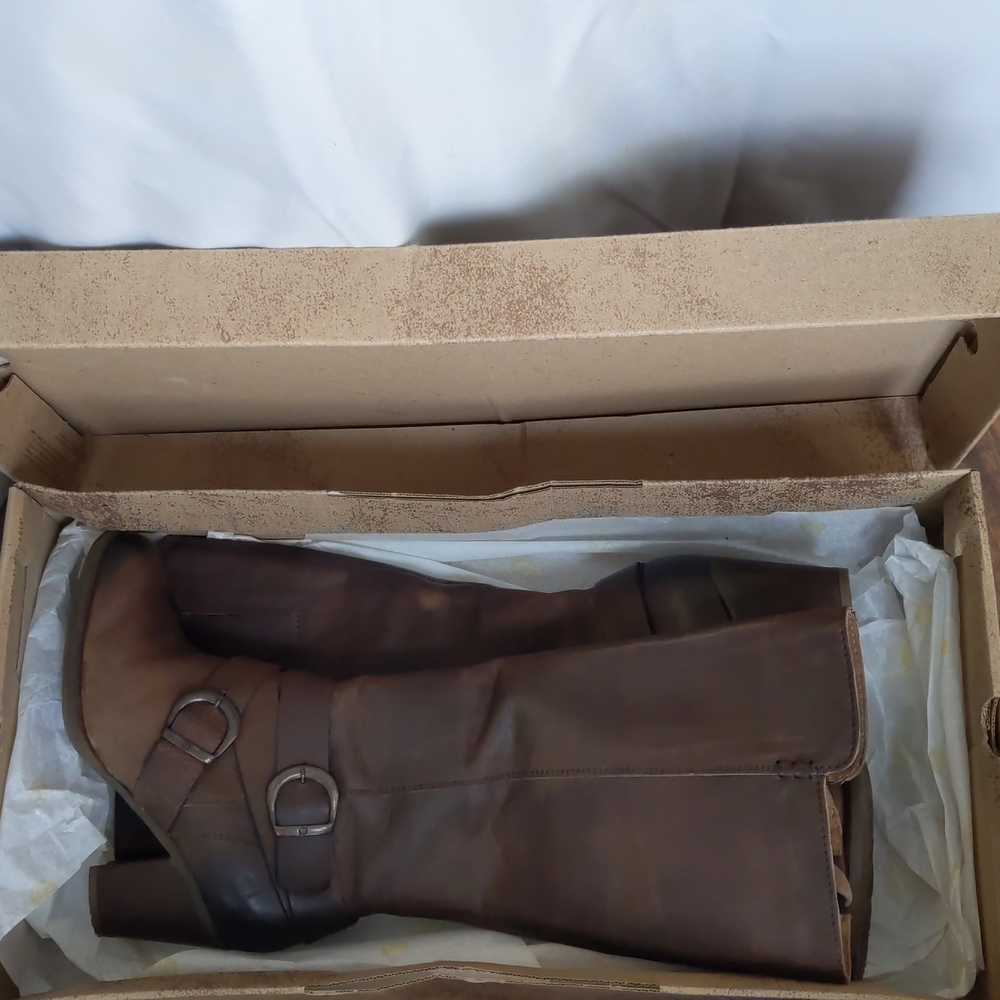 Born knee high boots. F 32416 Crescent Tan 8.5M. Excellent condition